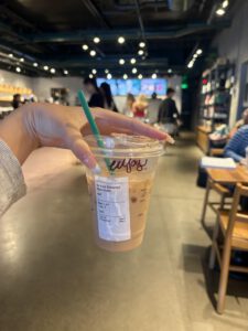 アメリカに来て6日目！念願だったアメリカのスタバに行ってきました。キャラメルマキアートを頼みました！値段は真ん中のサイズで約1000円くらいにして驚きました！しっかりした英語で注文できるようになりたいと思いました。まだ始まったばかりですが、この期間無駄にならないやうに友達を作って積極的に英語を話したいと思います。また息抜きにスタバに行ってみたいです！